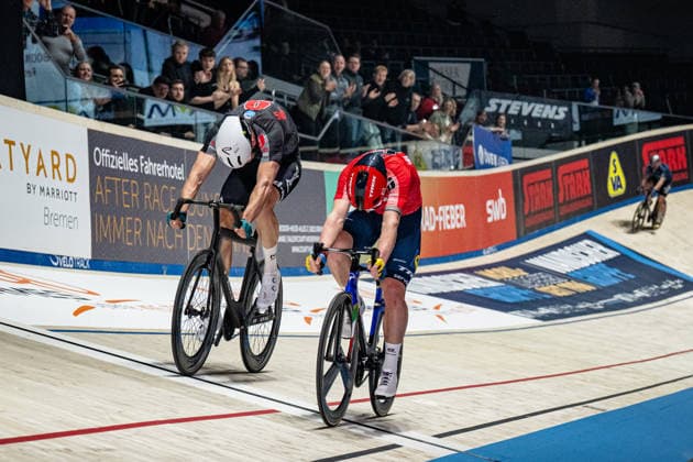 KLUGE Roger, CONSONNI Simone: Sixdays Bremen 2026 Team 9 - SWB - KLUGE Roger ( GER ) - Red - Second Place - Team 6 - STARK-GEBÄUDEREINIGUNG - CONSONNI Simone ( ITA ) - Black - Winner - Final Sprint - Querformat - quer - horizontal - Landscape - Event Veranstaltung: Sixdays Bremen 2026 - Category Kategorie: Cycling - Track cycling, Rad, Radsport, Bahnrad, Bahn Sixdays - Elite Men - Location Ort: Europe Germany - Bremen - ÖVB Arena - Discipline: Madison - Distance: 1 Hour - Date Datum: 12.01.2026 Monday Day 4 -