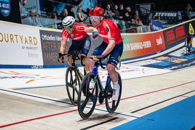 CONSONNI Simone, SCARTEZZINI Michele: Sixdays Bremen 2026 Team 6 - STARK-GEBÄUDEREINIGUNG - CONSONNI Simone ( ITA ) - Black - SCARTEZZINI Michele ( ITA ) - Red Winner - First Place - Querformat - quer - horizontal - Landscape - Event Veranstaltung: Sixdays Bremen 2026 - Category Kategorie: Cycling - Track cycling, Rad, Radsport, Bahnrad, Bahn Sixdays - Elite Men - Location Ort: Europe Germany - Bremen - ÖVB Arena - Discipline: Madison - Distance: 1 Hour - Date Datum: 12.01.2026 Monday Day 4 -