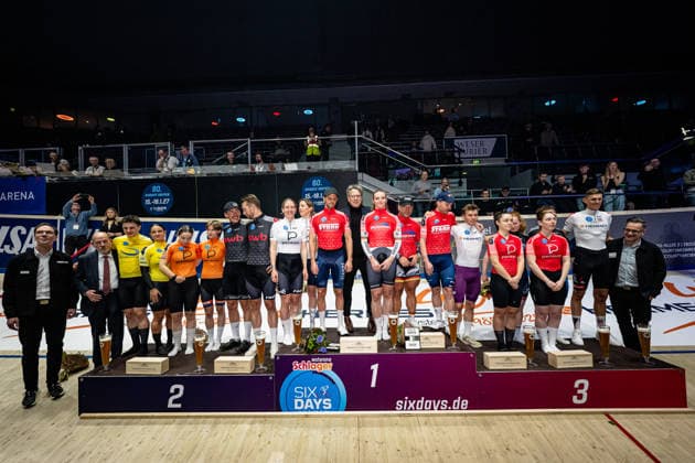 Award Ceremony all Riders: Sixdays Bremen 2026 Team 4 - VELO TRACK - GERAERTS Lonneke ( NED ) - GILL Archie ( GBR ) - Second Place - Team 1 - BOBRINK - PRÖPSTER Alessa Catriona ( GER ) - FÖRSTEMANN Robert ( GER ) - Winner - First Place - Team 2 - VELO TRACK - EDMUNDS Rhian ( GBR ) - ROTHERHAM Matthew ( GBR ) - Third Place - Team 4 - JÄHRIG Fabienne ( GER ) - Black - SIMON Jette ( GER ) - Red - Second Place - Team 1 - BRAUßE Franziska ( GER ) - Black - KASPER Romy ( GER ) - Red - Winner - First Place - Team 6 - TVEIT Nora ( NOR ) - Black - NELSON Lucy ( GBR ) - Red - Third Place - Team 9 - SWB - AUGENSTEIN Moritz ( GER ) - Black - KLUGE Roger ( GER ) - Red - Second Place - Team 6 - STARK-GEBÄUDEREINIGUNG - CONSONNI Simone ( ITA ) - Black - SCARTEZZINI Michele ( ITA ) - Red- Winner - First Place - Team 1 - HERMES SYSTEME - MALMBERG Matias ( DEN ) - Black - POLITT Nils ( GER ) - Red Third Place - Award Ceremony - Medal Ceremony - Podium - Querformat - quer - horizontal - Landscape - Event Veranstaltung: Sixdays Bremen 2026 - Category Kategorie: Cycling - Track cycling, Rad, Radsport, Bahnrad, Bahn Sixdays - Elite Men and Women - Location Ort: Europe Germany - Bremen - ÖVB Arena - Discipline: Award Ceremony all Riders - Date Datum: 12.01.2026 Monday Day 4 -