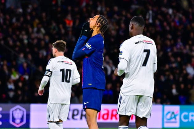 FOOTBALL : PSG vs PFC - Coupe de France - 12 01 2026 Bradley Barcola ( PSG ) looks dejected during the French Cup match between Paris Saint Germain and Paris Football Club at Parc Des Princes on January 12 , 2026 in Paris, France. ( Photo by Federico Pestelini PsnewZ ) - ParisFrance  Copyright: xFedericoxPestelinix
