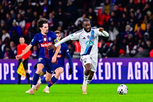 FOOTBALL : PSG vs PFC - Coupe de France - 12 01 2026 Vitinha Vitor Machado ( PSG ) and Jonathan Ikone ( PFC ) during the French Cup match between Paris Saint Germain and Paris Football Club at Parc Des Princes on January 12 , 2026 in Paris, France. ( Photo by Federico Pestelini PsnewZ ) - ParisFrance  Copyright: xFedericoxPestelinix