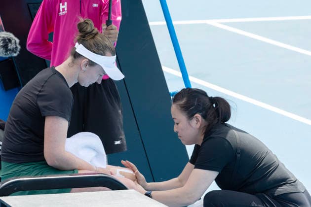 TENNIS HOBART INTERNATIONAL, Barbora Krejcikova (CZE) has treatment on her knee during the 2026 Hobart International against Peyton Stearns (USA) at Domain Tennis Centre in Hobart, Tasmania, Tuesday, January 13, 2026. ( NO ARCHIVING, EDITORIAL USE ONLY Hobart Tasmania Australia  Copyright: xChrisxKiddx 20260113166806432899