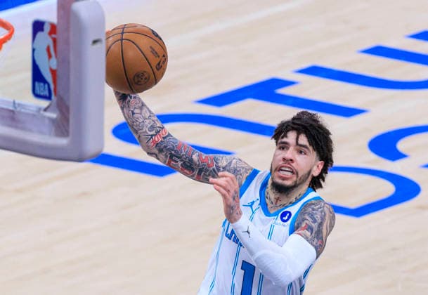 January 12, 2026, Inglewood, California, USA: LaMelo Ball 1 of the Charlotte Hornets puts up a layup during their 2025 NBA, Basketball Herren, USA regular season game against the Los Angeles Clippers on Monday January 12, 2026 at Intuit Dome Arena in Inglewood, California. JAVIER ROJAS PI Inglewood USA - ZUMAp124 20260112_zaa_p124_001 Copyright: xJavierxRojasx