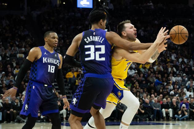 January 12, 2026, Sacramento, Ca, USA: Sacramento Kings center Dylan Cardwell (32) knocks the ball away from Los Angeles Lakers guard Luka Doncic (77) in the second half during a game at the Golden 1 Center on Monday, Jan. 12, 2026 in Sacramento. Sacramento USA - ZUMAj89_ 20260112_zaf_j89_003 Copyright: xPaulxKitagakixJr.x