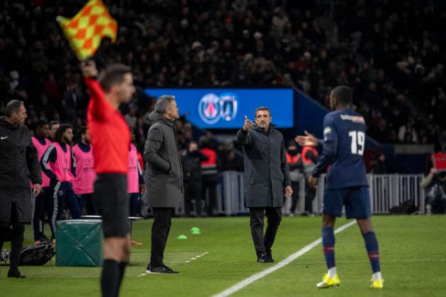 French Cup - PSG v Paris FC Paris FC s French head coach Stephane Gilli and Paris Saint-Germain s Spanish head coach Luis Enrique during the French Cup round of 32 football match between Paris Saint-Germain (PSG) and Paris FC at the Parc des Princes stadium in Paris on January 12, 2026. Photo by Eliot Blondet ABACAPRESS.COM Paris France France  Copyright: xBlondetxEliot ABACAx