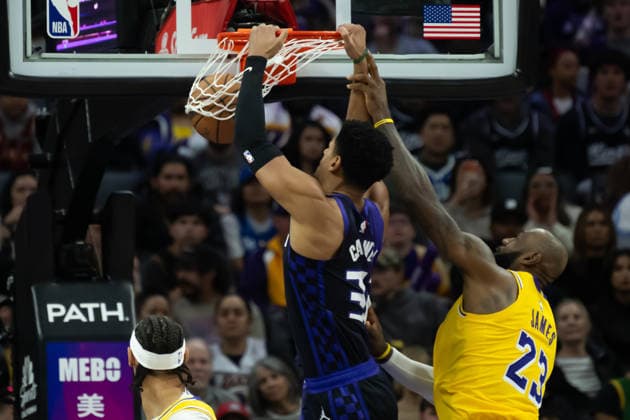 January 12, 2026, Sacramento, Ca, USA: Sacramento Kings center Dylan Cardwell (32) dunks the ball defended by Los Angeles Lakers forward LeBron James (23) in the second half during a game at the Golden 1 Center on Monday, Jan. 12, 2026 in Sacramento. Sacramento USA - ZUMAj89_ 20260112_zaf_j89_005 Copyright: xPaulxKitagakixJr.x