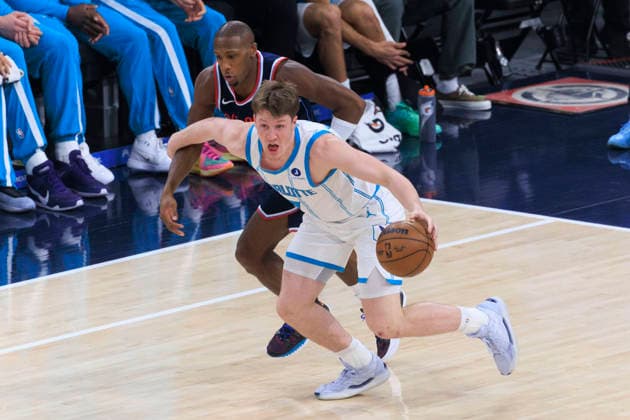 January 12, 2026, Inglewood, California, USA: Kon Knueppel 7 of the Charlotte Hornets runs past Kris Dunn 8 of the Los Angeles Clippers during their regular season NBA, Basketball Herren, USA game on Monday January 12, 2026 at Intuit Dome in Inglewood, California. Clippers defeat Hornets, 117-109. ARIANA RUIZ PI Inglewood USA - ZUMAp124 20260112_zaa_p124_020 Copyright: xArianaxRuizx