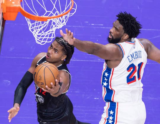 (260113) -- TORONTO, Jan. 13, 2026 -- Collin Murray-Boyles (L) of Toronto Raptors goes for a layup during the 2025-2026 NBA, Basketball Herren, USA regular season game between Toronto Raptors and Philadelphia 76ers in Toronto, Canada, on Jan. 12, 2026. (Photo by Xinhua) (SP)CANADA-TORONTO-BASKETBALL-NBA-76ERS VS RAPTORS ZouxZheng 