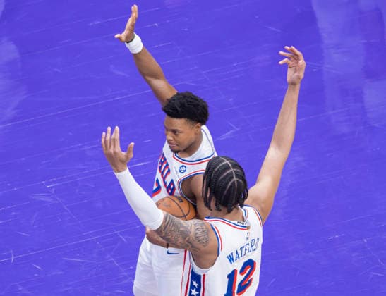 (260113) -- TORONTO, Jan. 13, 2026 -- Kyle Lowry (back) of Philadelphia 76ers, a former Raptors player, waves to fans during the 2025-2026 NBA, Basketball Herren, USA regular season game between Toronto Raptors and Philadelphia 76ers in Toronto, Canada, on Jan. 12, 2026. (Photo by Xinhua) (SP)CANADA-TORONTO-BASKETBALL-NBA-76ERS VS RAPTORS ZouxZheng 