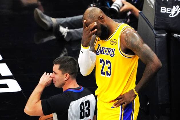 (260113) -- SACRAMENTO, Jan. 13, 2026 -- Los Angeles Lakers LeBron James (R) reacts during the 2025-2026 NBA, Basketball Herren, USA regular season game between Sacramento Kings and Los Angeles Lakers in Sacramento, the United States, on Jan. 12, 2026. ) (SP)U.S.-SACRAMENTO-BASKETBALL-NBA-KINGS VS LAKERS WuxXiaoling 