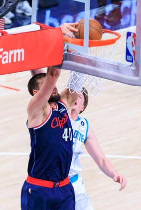 January 12, 2026, Los Angeles, California, USA: Ivica Zubac 40 of the Los Angeles Clippers dunks the ball during their 2025 NBA, Basketball Herren, USA regular season game against the Charlotte Hornets on Monday January 12, 2026 at Intuit Dome Arena in Inglewood, California. JAVIER ROJAS PI Los Angeles USA - ZUMAp124 20260112_zaa_p124_041 Copyright: xJavierxRojasx