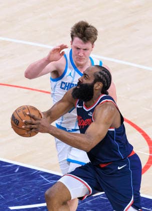 January 12, 2026, Los Angeles, California, USA: James Harden 1 of the Los Angeles Clippers drives past Kon Knueppel 7 of the Charlotte Hornets during their 2025 NBA, Basketball Herren, USA regular season game on Monday January 12, 2026 at Intuit Dome Arena in Inglewood, California. Harden reached 28,598 career points, surpassing Shaquille Oâ€⠢Neal to move into ninth place on the NBAâ€⠢s all-time scoring list. JAVIER ROJAS PI Los Angeles USA - ZUMAp124 20260112_zaa_p124_053 Copyright: xJavierxRojasx