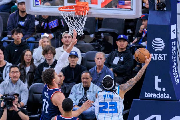 January 12, 2026, Los Angeles, California, USA: Brook Lopez 11 of the Los Angeles Clippers tires to block a shot by Tre Mann 23 of the Charlotte Hornets during their 2025 NBA, Basketball Herren, USA regular season game on Monday January 12, 2026 at Intuit Dome Arena in Inglewood, California. JAVIER ROJAS PI Los Angeles USA - ZUMAp124 20260112_zaa_p124_057 Copyright: xJavierxRojasx