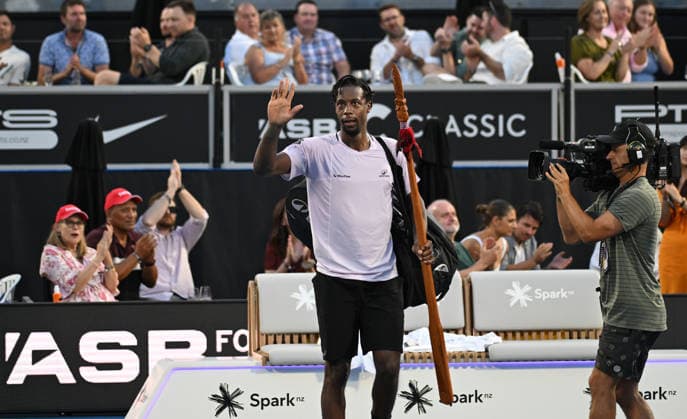 France™s Gael Monfils waves goodbye to fans after losing his first round singles match at the ASB Classic Men™s ATP, Tennis Herren 250 tennis tournament at Manuka Doctor Arena, Auckland,New Zealand. Tuesday 13 January 2026. Photo: Andrew Cornaga z Auckland New Zealand Copyright: xAndrewxCornaga x