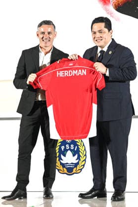 (260113) -- JAKARTA, Jan. 13, 2026 -- John Herdman (L) and Erick Thohir, chairman of the Indonesian Football Association (PSSI) hold the Indonesian jersey after press conference, PK, Pressekonferenz in Jakarta, Indonesia, Jan. 13, 2025. The Indonesian Football Association (PSSI) officially announced and introduced John Herdman, the British coach as the new head coach of the Indonesian national football team to the public through a press conference. ) (SP)INDONESIA-JAKARTA-FOOTBALL-INDONESIAN national team, Nationalteam NEW COACH-PRESS CONFERENCE AgungxKuncahyaxB.