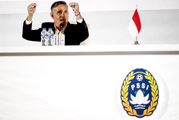 (260113) -- JAKARTA, Jan. 13, 2026 -- John Herdman speaks to journalists during press conference, PK, Pressekonferenz in Jakarta, Indonesia, Jan. 13, 2025. The Indonesian Football Association (PSSI) officially announced and introduced John Herdman, the British coach as the new head coach of the Indonesian national football team to the public through a press conference. ) (SP)INDONESIA-JAKARTA-FOOTBALL-INDONESIAN national team, Nationalteam NEW COACH-PRESS CONFERENCE AgungxKuncahyaxB. 