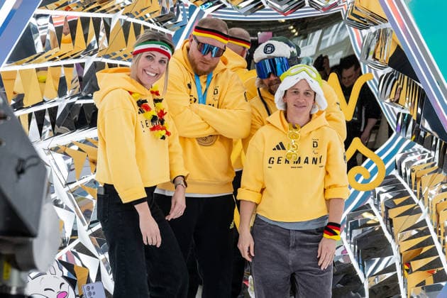 Christian Schmiedt (DOSB-Olympiakader Deutscher Behindertensportverband DBS, Para Snowboard, Snowboard Cross, Banked Slalom, SV Camp2Race e.V.) und sein Team mit Deutschland - Outfit beim Videodreh an der Videostation von Samsung GER, DOSB Olympia-Einkleidung Team Deutschland, Mailand Cortina 2026, 13.01.2026. GER, DOSB Olympia-Einkleidung Team Deutschland, Mailand Cortina 2026, 13.01.2026. Muenchen *** Christian Schmiedt DOSB Olympic squad German Disabled Sports Federation DBS, Para Snowboard, Snowboard Cross, Banked Slalom, SV Camp2Race e V and his team with Germany outfit at the video shoot at the video station of Samsung GER, DOSB Olympic Outfit Team Germany, Milan Cortina 2026, 13 01 2026 GER, DOSB Olympic Outfit Team Germany, Milan Cortina 2026, 13 01 2026 Munich Copyright: xEibner-Pressefoto FranzxFeinerx EP_HFR
