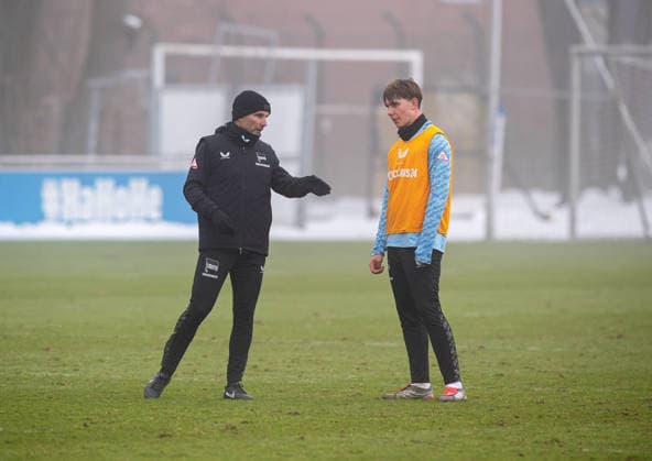 Fussball, Herren, Saison 2025 26, 2. Bundesliga, Hertha BSC, Training, v.l. Trainer Stefan Leitl (Hertha BSC), Kennet Eichhorn (Hertha BSC), 13.01. 2026,