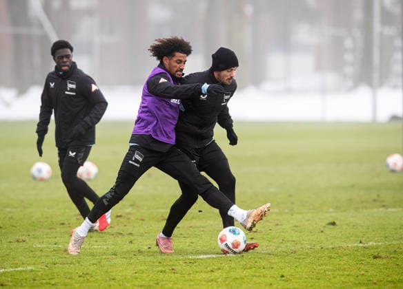 Fussball, Herren, Saison 2025 26, 2. Bundesliga, Hertha BSC, Training, v.l. Boris Mamuzah Lum (Hertha BSC), Jeremy Dudziak (Hertha BSC), Dawid Kownacki (Hertha BSC), 13.01. 2026,