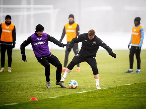 Fussball, Herren, Saison 2025 26, 2. Bundesliga, Hertha BSC, Training, v.l. Janne Berner (Hertha BSC), Julian Eitschberger (Hertha BSC), 13.01. 2026,