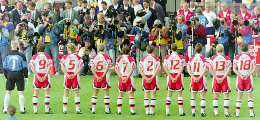 920622 Football, UEFA EURO, EM, Europameisterschaft,Fussball 1992, Semifinal, Netherlands - Denmark 2-2, 6-7 after extratime and penalties: Champions Denmark lineup in front of press photographers before kickoff at Ullevi Stadium. Photo: BILDBYRAN M027_06 920622_holld scanx fotboll em1992 holland danmark semifinal football soccer em em92 em 92 em 1992 1992 sverige sweden netherlands v denmark semi-final euro uefa euro 1992 euro1992 euro92 european championships europamâˆöÂßsterskap nya ullevi stadium goteborg gothenburg june 22 m027_06 bbeng dia nederlâˆöÂßnderna *** 920622 Football, Uefa EURO 1992, Semifinal, Netherlands Denmark 2 2, 6 7 after extratime and penalties Champions Denmark lineup in front of press photographers before kickoff at Ullevi Stadium Photo BILDBYRAN M027 06 920622 holld scanx fotboll em1992 holland danmark semifinal football soccer em em92 em 92 em 1992 1992 sverige sweden netherlands v denmark semi final euro uefa euro 1992 euro1992 euro92 european championships europamâˆöÂßsterskap nya ullevi stadium goteborg gothenburg june 22 m027 06 bbeng dia nederlâˆöÂßnderna  Copyright: BILDBYRAN BB920622BB026