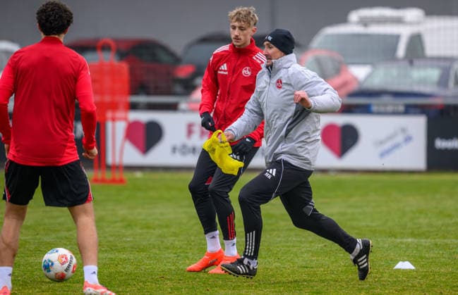 13.01.2026 - Fussball - 2. Fussball - Bundesliga - Saison 2025 2026 - 1. FC Nürnberg Nuernberg FCN ( Club ) - Training - Sportfoto Zink - xwoxzix - Miroslav Miro Klose ( Trainer 1. FC Nürnberg FCN ) vor Tim Drexler (15, 1. FC Nürnberg FCN )