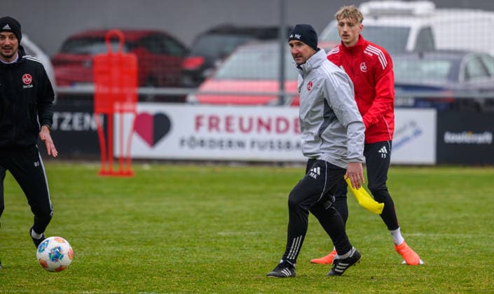 13.01.2026 - Fussball - 2. Fussball - Bundesliga - Saison 2025 2026 - 1. FC Nürnberg Nuernberg FCN ( Club ) - Training - Sportfoto Zink - xwoxzix - Miroslav Miro Klose ( Trainer 1. FC Nürnberg FCN ) vor Tim Drexler (15, 1. FC Nürnberg FCN )