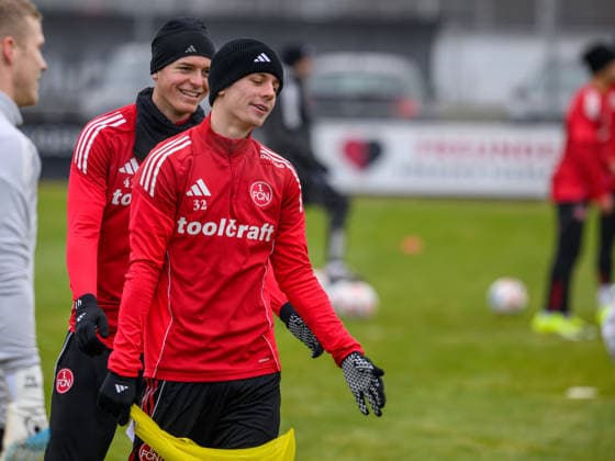 13.01.2026 - Fussball - 2. Fussball - Bundesliga - Saison 2025 2026 - 1. FC Nürnberg Nuernberg FCN ( Club ) - Training - Sportfoto Zink - xwoxzix - Tim Janisch (32, 1. FC Nürnberg FCN ) vor Eric Porstner (41, 1. FC Nürnberg FCN )