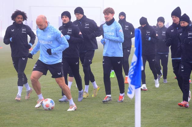 DEU, DFL, 2. FBL Hertha BSC, Training, 13.01.2026, Sportforum, Berlin, DEU, DFL, 2. FBL Hertha BSC, Training, im Bild Hertha-Spielerkreis, warmlaufen, Aufwaermtraining DFL - regulations prohibit any use of Photographs as image sequences and or quasi-video