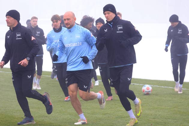 DEU, DFL, 2. FBL Hertha BSC, Training, 13.01.2026, Sportforum, Berlin, DEU, DFL, 2. FBL Hertha BSC, Training, im Bild Hertha-Spielerkreis, warmlaufen, Aufwaermtraining, Toni Leistner (Hertha BSC Berlin 37), Luca Schuler (Hertha BSC Berlin 18) DFL - regulations prohibit any use of Photographs as image sequences and or quasi-video