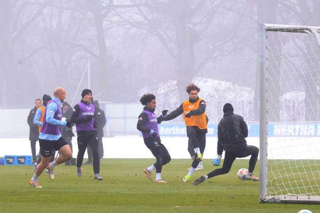 DEU, DFL, 2. FBL Hertha BSC, Training, 13.01.2026, Sportforum, Berlin, DEU, DFL, 2. FBL Hertha BSC, Training, im Bild Hertha-Spielerkreis, Linus Gechter (Hertha BSC Berlin 44),Toni Leistner (Hertha BSC Berlin 37), Marten Winkler (Hertha BSC Berlin 22), DFL - regulations prohibit any use of Photographs as image sequences and or quasi-video