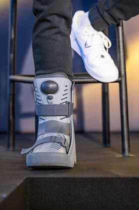 The injured foot of Belgian Wout van Aert pictured during the team presentation of the Team Visma-Lease a Bike cycling team in Alicante, Spain, Tuesday 13 January 2026. DAVIDxPINTENS  x155615883x