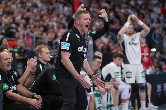 11.01.2026, xgox, Handball, Länderspiel, Deutschland - Kroatien emspor, v.l. Alfred Gislason (Deutschland, Trainer) gibt Anweisungen, gestikuliert mit den Armen, gesticulate, gives instructions Hannover