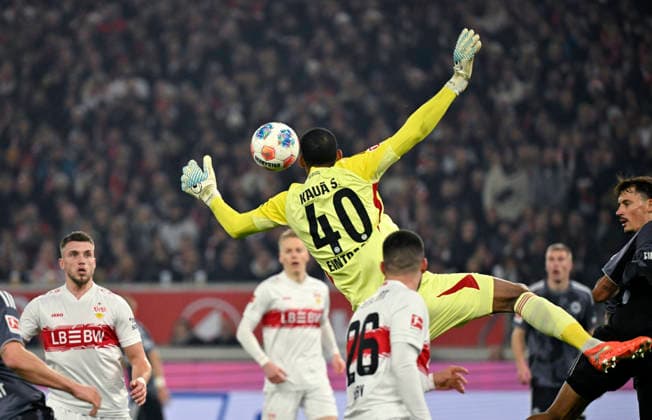 TOR zum 1:1 von Ermedin Demirovic VfB Stuttgart (09) nach Fehler von Torwart Kaua Santos Eintracht Frankfurt SGE (40) Aktion VfB Stuttgart vs Eintracht Frankfurt SGE 13.01.2026 DFL REGULATIONS PROHIBIT ANY USE OF PHOTOGRAPHS AS IMAGE SEQUENCES AND OR QUASI-VIDEO VfB Stuttgart vs Eintracht Frankfurt SGE *** GOAL for 1 1 by Ermedin Demirovic VfB Stuttgart 09 after mistake by goalkeeper Kaua Santos Eintracht Frankfurt SGE 40 Action VfB Stuttgart vs Eintracht Frankfurt SGE 13 01 2026 DFL REGULATIONS PROHIBIT ANY USE OF PHOTOGRAPHS AS IMAGE SEQUENCES AND OR QUASI VIDEO VfB Stuttgart vs Eintracht Frankfurt SGE