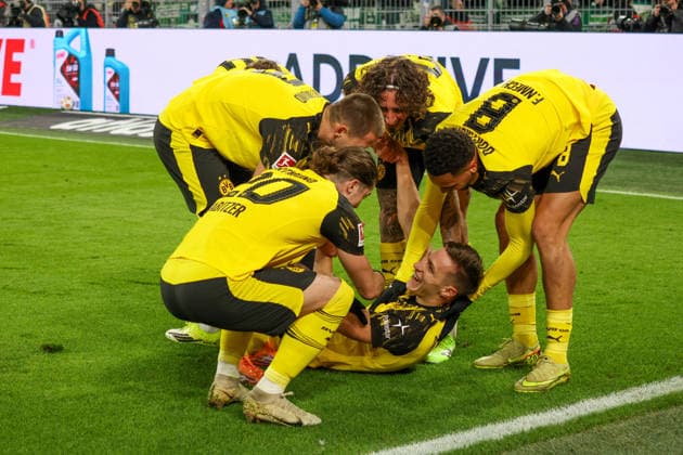13.01.2026, xfanx, Fussball 1.Bundesliga, Borussia Dortmund - Werder Bremen v.l. Torschütze Nico Schlotterbeck (BVB) macht das Tor zum 1:0 für Dortmund und jubelt mit seinen Mannschaftskollegen (DFL DFB REGULATIONS PROHIBIT ANY USE OF PHOTOGRAPHS as IMAGE SEQUENCES and or QUASI-VIDEO) Dortmund *** 13 01 2026, xfanx, Soccer 1 Bundesliga, Borussia Dortmund Werder Bremen v l Goalscorer Nico Schlotterbeck BVB scores the goal to make it 1 0 for Dortmund and cheers with his teammates DFL DFB REGULATIONS PROHIBIT ANY USE OF PHOTOGRAPHS as IMAGE SEQUENCES and or QUASI VIDEO Dortmund mfan