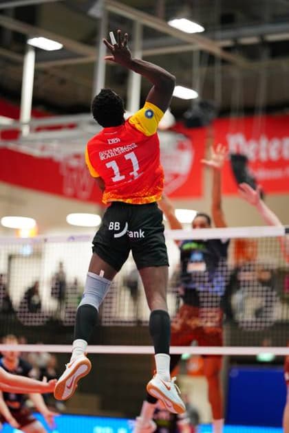 RECORD DATE NOT STATED John Obi (11; BADEN VOLLEYS SSC Karlsruhe) schmettert den Ball am Netz John Obi (11; BADEN VOLLEYS SSC Karlsruhe) schmettert