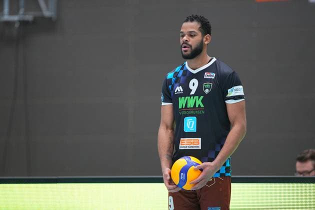 RECORD DATE NOT STATED Spielszene mit Gustavo Oscar Bryan Avila (9; WWK Volleys Herrsching) beim Ballhalten Gustavo Oscar Bryan Avila (9; WWK Volleys Herrsching) mit Ball