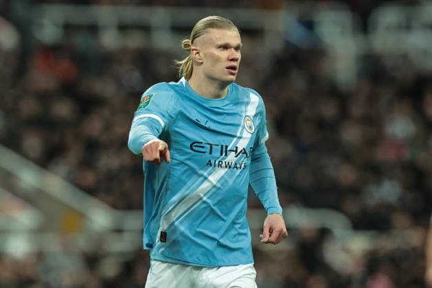 Carabao Cup Semi-finals First Leg Newcastle United v Manchester City Erling Haaland of Manchester City gives his team instructions during the Carabao Cup Semi-finals First Leg Newcastle United vs Manchester City at St. James s Park, Newcastle, United Kingdom, 13th January 2026 (Photo by Mark Cosgrove News Images) Newcastle St. James s Park Tyne and Wear United Kingdom Copyright: xMarkxCosgrove NewsxImagesx