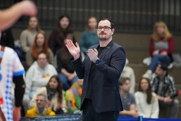 RECORD DATE NOT STATED Spielszene mit Coach während einer Spielpause Coach klatscht und motiviert