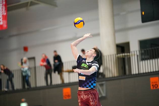RECORD DATE NOT STATED Laurenz Welsch (12; WWK Volleys Herrsching) beim Aufschlag Aufschlag von Laurenz Welsch (12; WWK Volleys Herrsching)