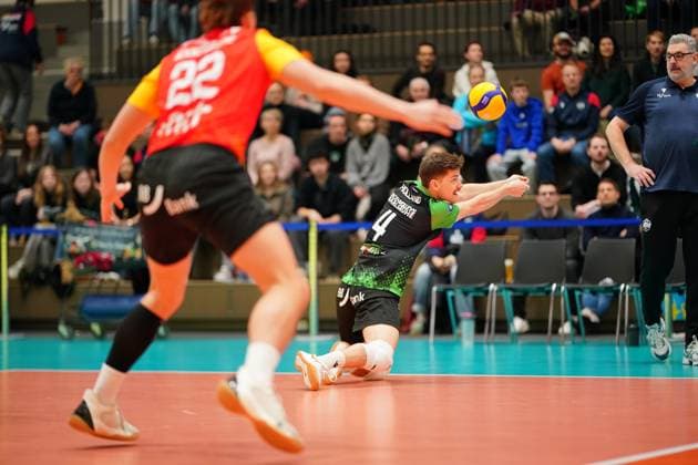 RECORD DATE NOT STATED Spielszene mit Jackson Holland (4; BADEN VOLLEYS SSC Karlsruhe) und 22; WWK Volleys Herrsching Jackson Holland (4; BADEN VOLLEYS SSC Karlsruhe) in Abwehraktion