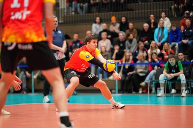 RECORD DATE NOT STATED Alexander Benz (16; BADEN VOLLEYS SSC Karlsruhe) spielt den Ball mit einer Annahme Alexander Benz (16; BADEN VOLLEYS SSC Karlsruhe) mit Annahme