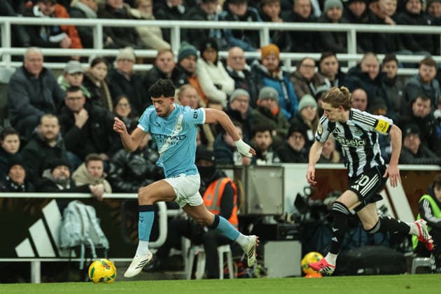 Carabao Cup Semi-finals First Leg Newcastle United v Manchester City Matheus Nunes of Manchester City breaks with the ball tracked by Anthony Gordon of Newcastle Untied during the Carabao Cup Semi-finals First Leg Newcastle United vs Manchester City at St. James s Park, Newcastle, United Kingdom, 13th January 2026 (Photo by Mark Cosgrove News Images) Newcastle St. James s Park Tyne and Wear United Kingdom Copyright: xMarkxCosgrove NewsxImagesx