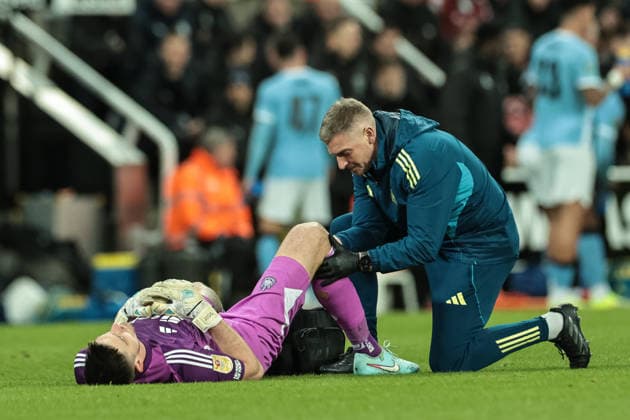 Carabao Cup Semi-finals First Leg Newcastle United v Manchester City Newcastle Untied goalkeeper Nick Pope receives treatment during the Carabao Cup Semi-finals First Leg Newcastle United vs Manchester City at St. James s Park, Newcastle, United Kingdom, 13th January 2026 (Photo by Mark Cosgrove News Images) Newcastle St. James s Park Tyne and Wear United Kingdom Copyright: xMarkxCosgrove NewsxImagesx