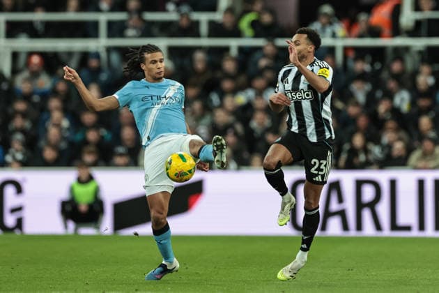 Carabao Cup Semi-finals First Leg Newcastle United v Manchester City Nathan Ake of Manchester City controls the ball as Jacob Murphy of Newcastle Untied pressures during the Carabao Cup Semi-finals First Leg Newcastle United vs Manchester City at St. James s Park, Newcastle, United Kingdom, 13th January 2026 (Photo by Mark Cosgrove News Images) Newcastle St. James s Park Tyne and Wear United Kingdom Copyright: xMarkxCosgrove NewsxImagesx