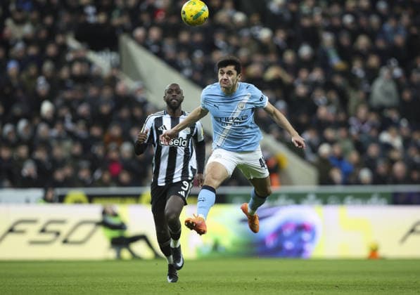 Newcastle United v Manchester City, EFL Cup Semi Final 1st Leg 13.01.26 Newcastle United v Manchester City, EFL Cup Semi Final 1st Leg Bradley Ormesher The Times Abdukodir Khusanov of Manchester City and Yoane Wissa of Newcastle United  Copyright: xBradleyxOrmesherx NINTCHDBPICT001051316612