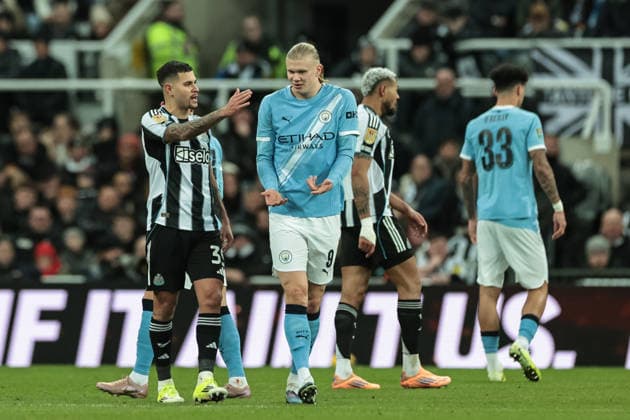 Carabao Cup Semi-finals First Leg Newcastle United v Manchester City Bruno Guimaraes of Newcastle Untied and Erling Haaland of Manchester City interacting after both sides receive yellow cards during the Carabao Cup Semi-finals First Leg Newcastle United vs Manchester City at St. James s Park, Newcastle, United Kingdom, 13th January 2026 (Photo by Mark Cosgrove News Images) Newcastle St. James s Park Tyne and Wear United Kingdom Copyright: xMarkxCosgrove NewsxImagesx
