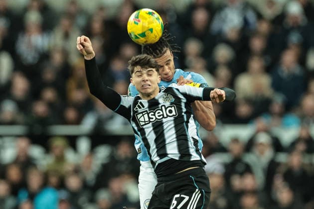 Carabao Cup Semi-finals First Leg Newcastle United v Manchester City Nathan Ake of Manchester City jumps up to win the high ball from Lewis Miley of Newcastle Untied during the Carabao Cup Semi-finals First Leg Newcastle United vs Manchester City at St. James s Park, Newcastle, United Kingdom, 13th January 2026 (Photo by Mark Cosgrove News Images) Newcastle St. James s Park Tyne and Wear United Kingdom Copyright: xMarkxCosgrove NewsxImagesx