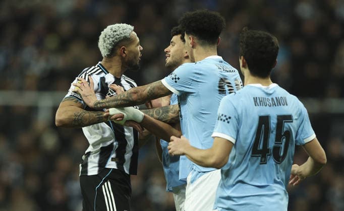 Newcastle United v Manchester City, EFL Cup Semi Final 1st Leg 13.01.26 Newcastle United v Manchester City, EFL Cup Semi Final 1st Leg Bradley Ormesher The Times Joelinton of Newcastle United clashes with Matheus Nunes of Manchester City  Copyright: xBradleyxOrmesherx NINTCHDBPICT001051318026