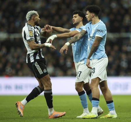 Newcastle United v Manchester City, EFL Cup Semi Final 1st Leg 13.01.26 Newcastle United v Manchester City, EFL Cup Semi Final 1st Leg Bradley Ormesher The Times Joelinton of Newcastle United clashes with Matheus Nunes of Manchester City  Copyright: xBradleyxOrmesherx NINTCHDBPICT001051318044